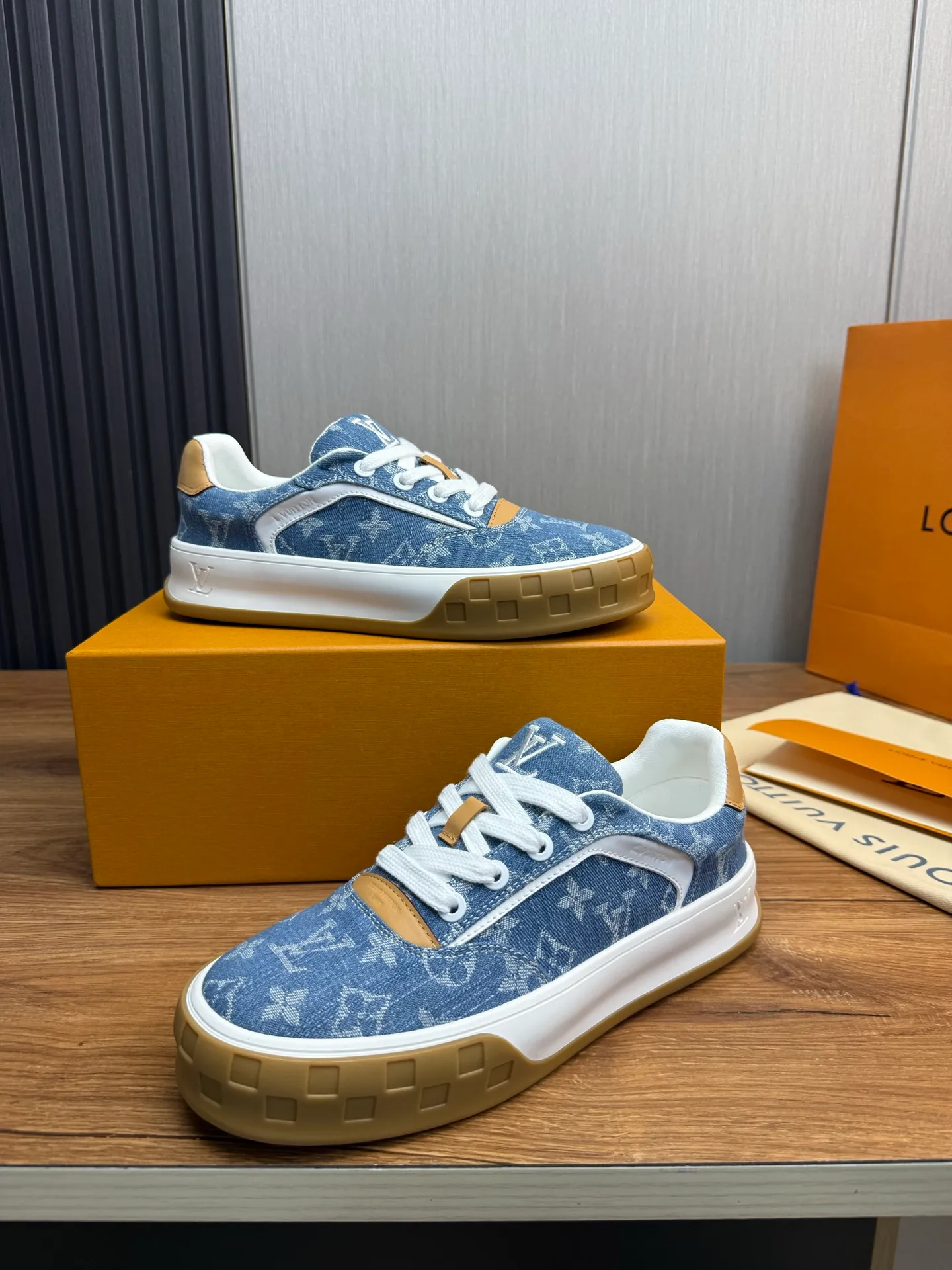 Men's shoes 620💰 Lv. Top purchasing agent🇮🇹 Louis Vuitton, sports sneakers counter synchronization, uppers imported from Italy, high-quality splicing and complex handicrafts, imported mesh pads are soft and comfortable, soles: original factory special soles, TPU exclusive movable molded soles super comfortable, original factory single goods, 🔍🔍high quality, you can enter and exit the counter at will, welcome to compare, code number 38-44 (customized 38.45)